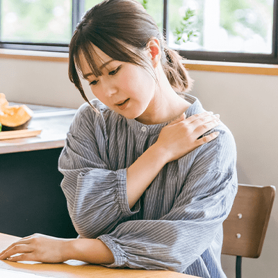 肩を痛がる画像
